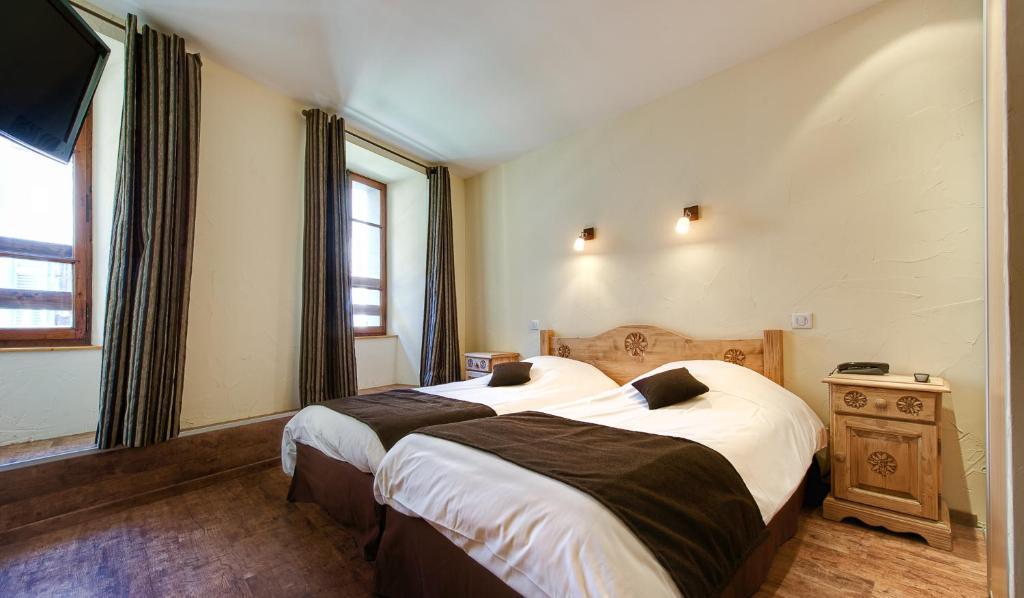 Hotel Du Commerce Thones Phòng bức ảnh