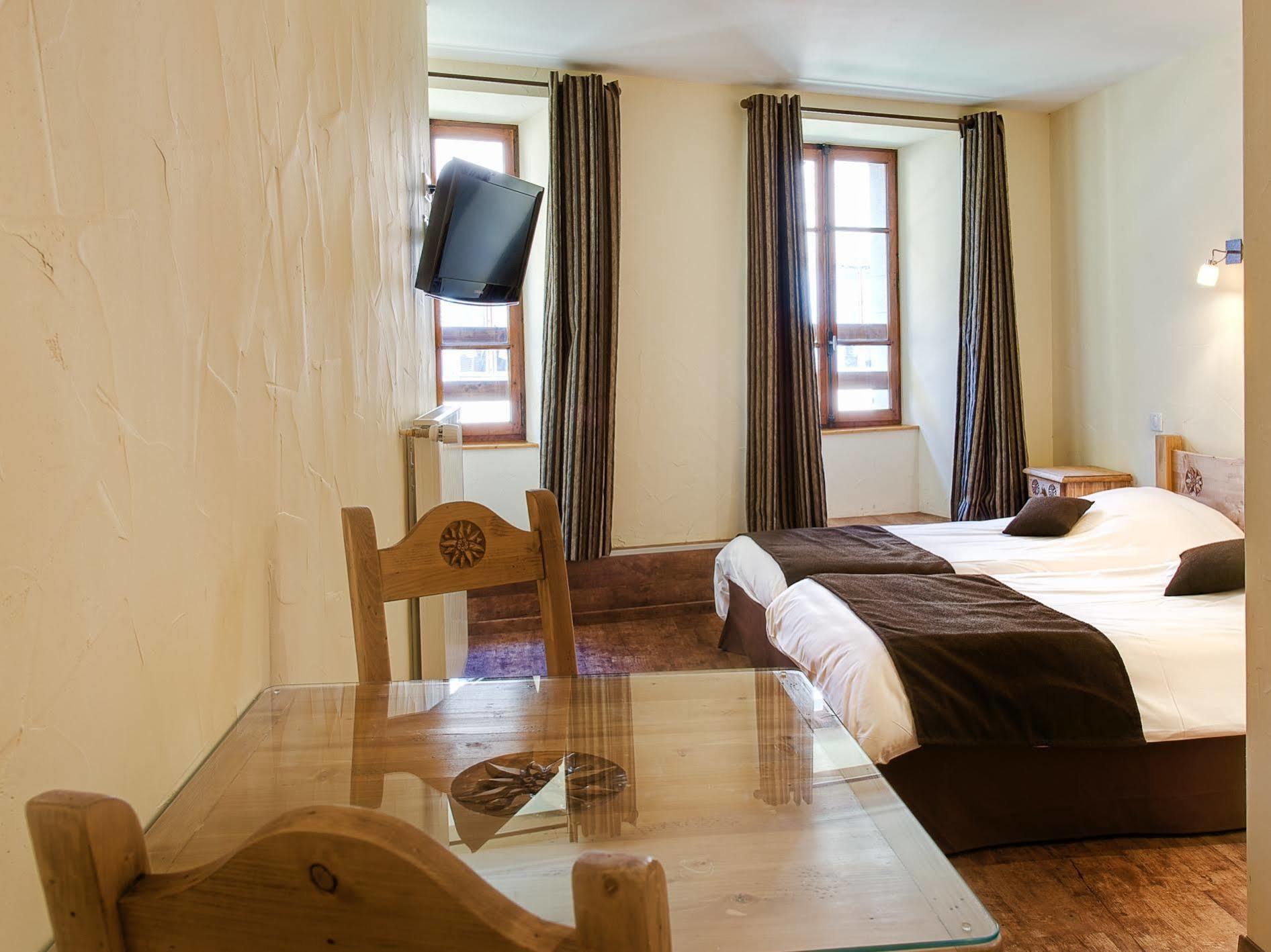 Hotel Du Commerce Thones Ngoại thất bức ảnh