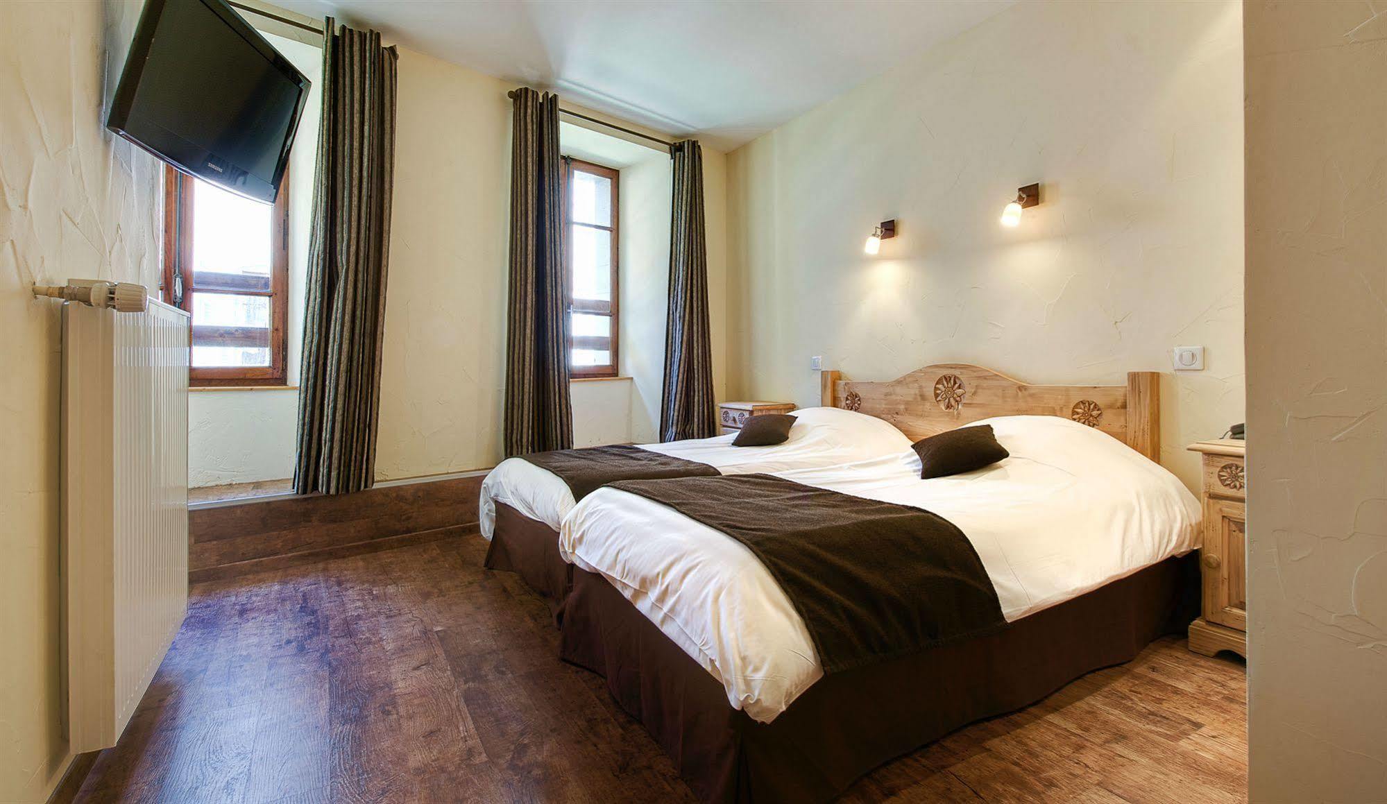 Hotel Du Commerce Thones Ngoại thất bức ảnh