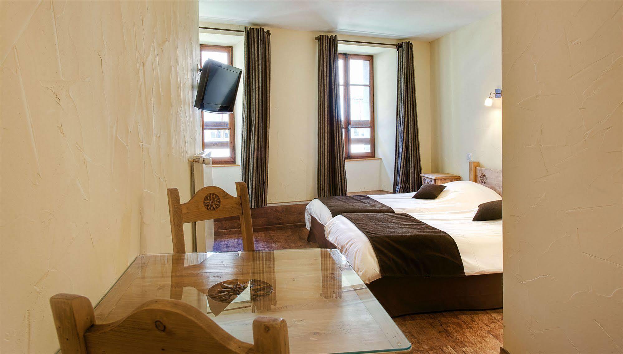 Hotel Du Commerce Thones Ngoại thất bức ảnh