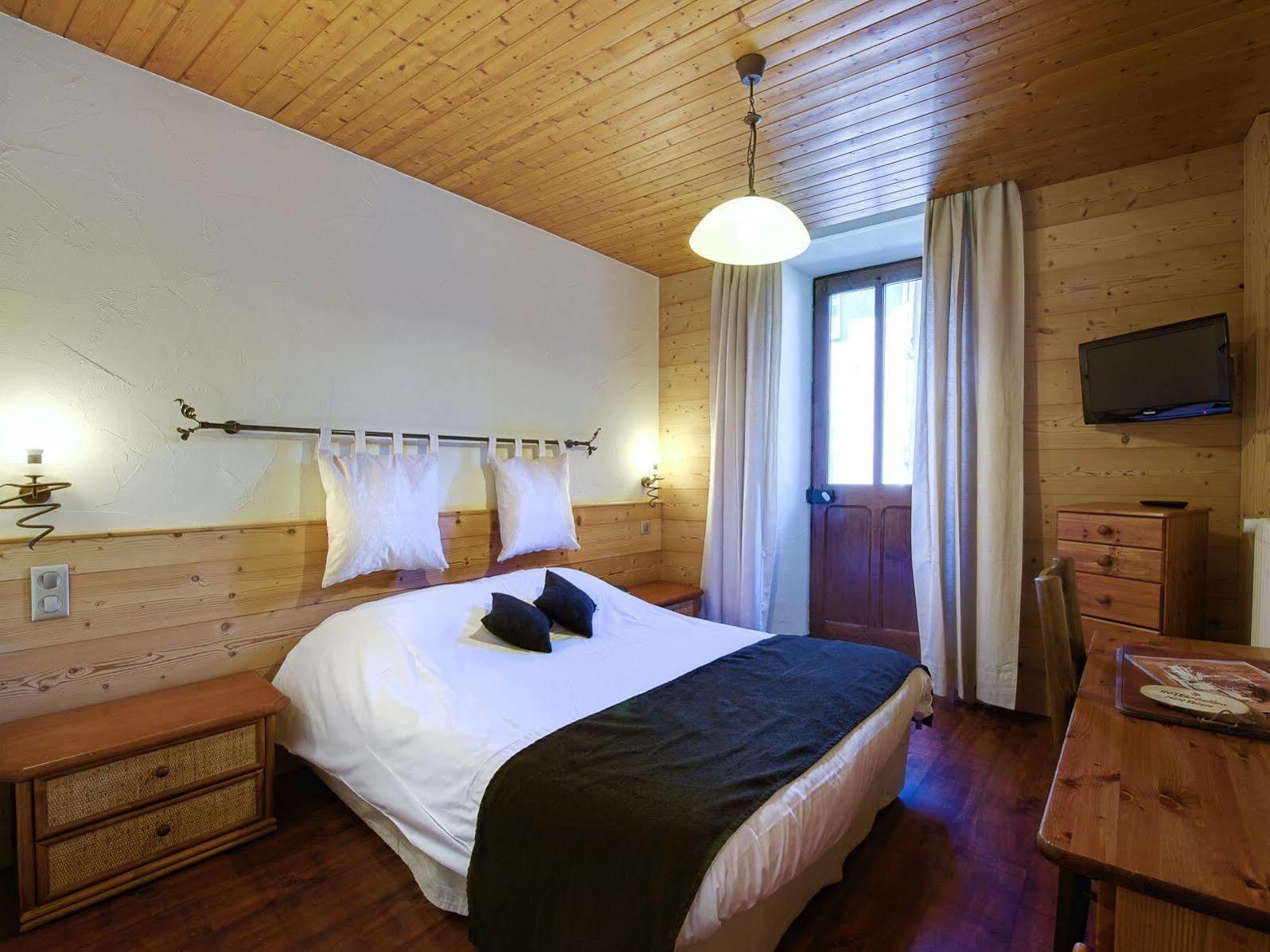 Hotel Du Commerce Thones Ngoại thất bức ảnh